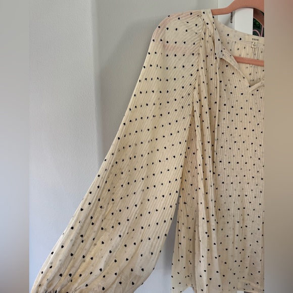 Cream tunic with heart polka dot details. Size small - Picture 2 of 3